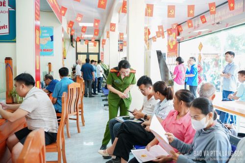 Thành viên đoàn kiểm tra trao đổi, thu thập thông tin từ người dân