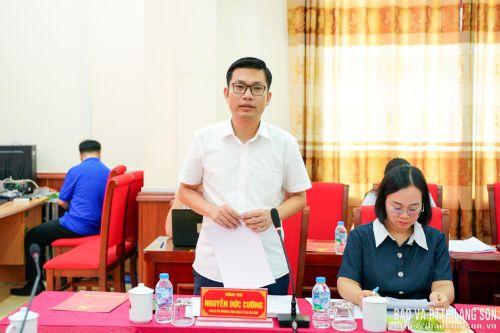 Lãnh đạo xã Chi Lăng báo cáo việc thực hiện phong trào "Bình dân học vụ số" trên địa bàn xã