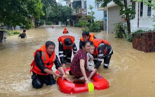 Trong thiên tai, mưa lũ, sạt lở hay những tình huống người dân gặp khó khăn, hoạn nạn, lực lượng công an luôn kịp thời có mặt, tham gia cứu hộ, cứu nạn, hỗ trợ người dân khắc phục hậu quả, bảo vệ tính mạng và tài sản.
