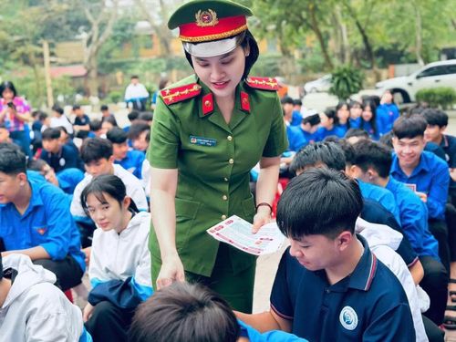 Chiến sĩ Công an phường Cam Đường tuyên truyền, phổ biến pháp luật nhằm nâng cao ý thức chấp hành pháp luật và phòng ngừa tội phạm trong học đường.