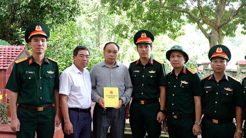 Bộ Chỉ huy Quân sự tỉnh Lào Cai thực hiện chính sách cho người cung cấp thông tin về mộ liệt sĩ.