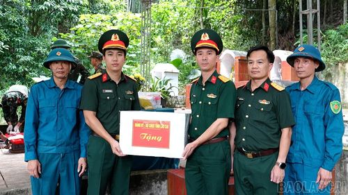 Bộ Chỉ huy Quân sự tỉnh Lào Cai tặng quà cho Ban Chỉ huy Quân sự phường Lào Cai.