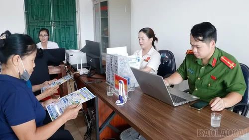 Người dân được hỗ trợ giải quyết thủ tục hành chính tại Điểm hỗ trợ dịch vụ công trực tuyến trên địa bàn xã Quy Mông.
