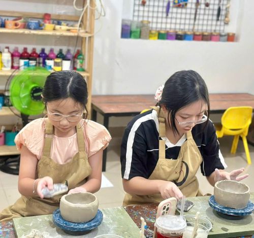 Lớp học làm gốm mang lại sự thú vị dành cho học sinh