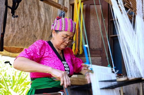 Nghệ nhân Lò Thị Hoa, xã biên giới Đắk Wil, làm bạn với khung cửi dệt vải và tiếp tục giữ lửa văn hóa truyền thống của mình