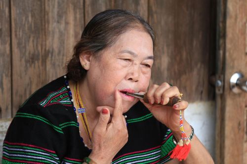 Nghệ nhân H'Grao (xã Tà Đùng) có thể chơi được nhiều nhạc cụ truyền thống dân tộc Mạ
