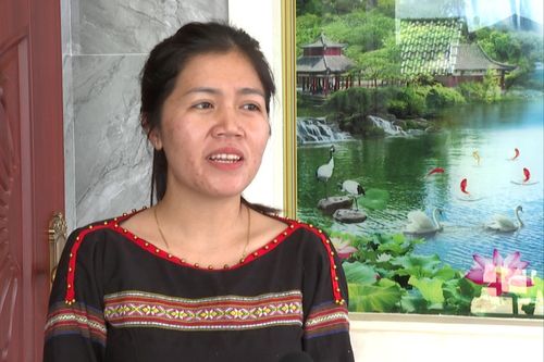 Chị H’Ngọc Knul vui mừng trước sự đổi thay đời sống, nếp sống văn minh của bà con trong bon