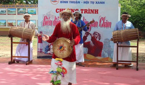 Biểu diễn hát ngâm Ariya