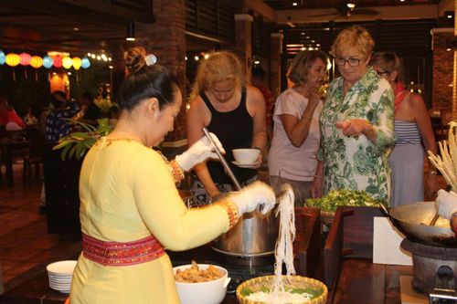 Du khách thưởng thức đặc sản ẩm thực của dân tộc Chăm