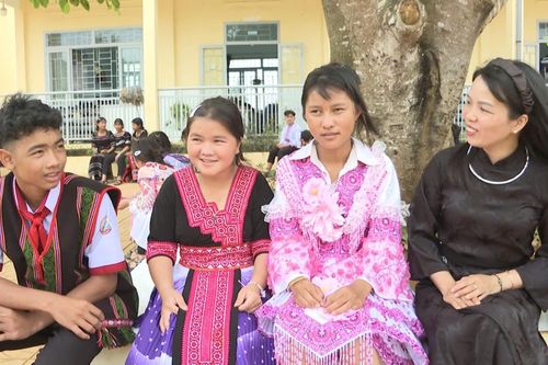 Cô giáo Nông Thị Thắm quan tâm, đồng hành cùng học sinh trong học tập, rèn luyện