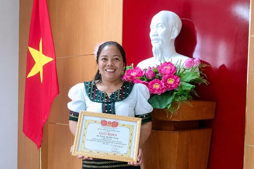 Chị Thông Thị Kim Trung nhiều năm liền được hội liên hiệp phụ nữ các cấp tặng giấy khen, bằng khen vì những thành tích xuất sắc trong công tác hội