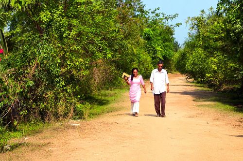 Thay vì chờ hội viên đến với hội, chị Thông Thị Kim Trung, Chi hội trưởng Chi hội Phụ nữ Lâm Giang, xã Hàm Thuận Bắc chủ động đến với từng gia đình