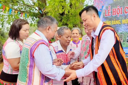 Theo quan niệm của đồng bào Mạ, lễ hội là dịp để vun đắp tình đoàn kết trong bon làng