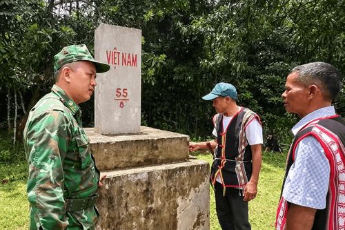 Ông Điểu D’Rây (giữa) và người có uy tín trên địa bàn tham gia cùng Bộ đội Biên phòng tỉnh tuần tra bảo vệ cột mốc biên giới
