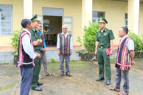 Ông Điểu D’Rây (ngoài cùng bên phải) cùng người có uy tín trên địa bàn xã và cán bộ Đồn Biên phòng Đắk Dang trao đổi các nội dung trước khi tiến hành các hoạt động tuyên truyền pháp luật