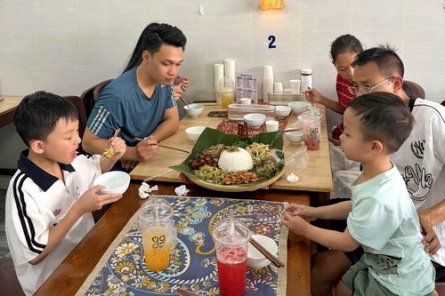 Du khách thích thú thưởng thức các món ăn truyền thống của các dân tộc trên địa bàn tỉnh Lâm Đồng