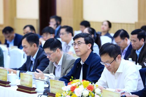 Thường trực HĐND các xã, phường khu vực trung tâm Lâm Đồng theo dõi phát biểu của Chủ tịch HĐND tỉnh Lưu Văn Trung