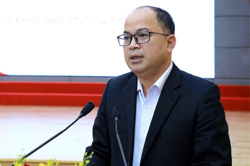 Ủy viên Ban Thường vụ Tỉnh ủy, Phó Chủ tịch HĐND tỉnh Lâm Đồng Y Quang BKrông điều hành phiên thảo luận tại hội nghị