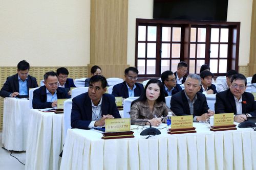 Lãnh đạo Ủy ban MTTQ Việt Nam tỉnh Lâm Đồng và các ban của HĐND tỉnh dự và theo dõi phát biểu của Chủ tịch HĐND tỉnh