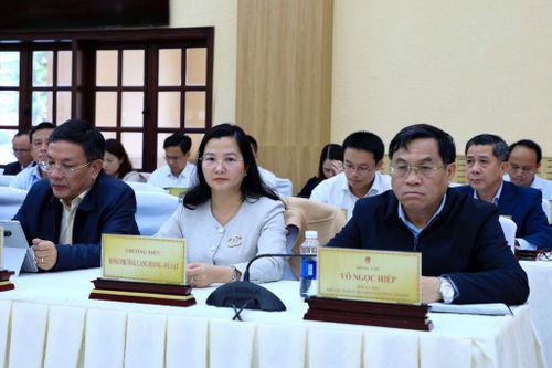 Tỉnh ủy viên, Phó Chủ tịch UBND tỉnh Lâm Đồng Võ Ngọc Hiệp cùng các đại biểu dự hội nghị