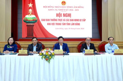 Chủ tịch HĐND tỉnh Lâm Đồng Lưu Văn Trung (thứ 3, từ trái sang) và các Phó Chủ tịch HĐND tỉnh chủ trì hội nghị