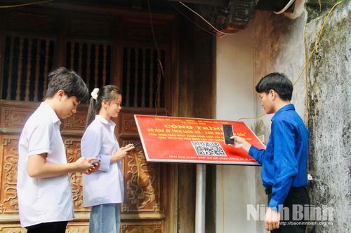 Đoàn viên thanh niên quét mã QR để tìm hiểu di tích đền Sầy.