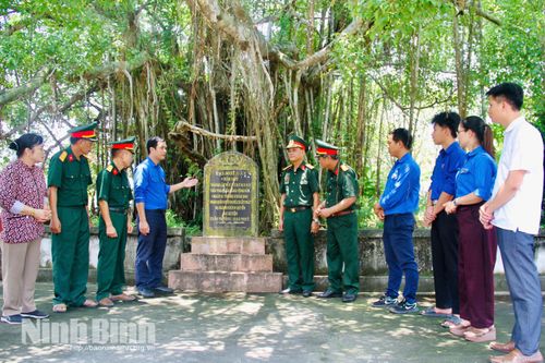 Sân đền - chùa Tự Lạc, nơi đã chứng kiến phong trào đấu tranh giành chính quyền sục sôi của những người con yêu nước.