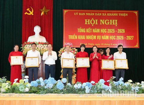 Lãnh đạo Sở Giáo dục và Đào tạo trao Bằng khen của Chủ tịch UBND tỉnh cho các tập thể, cá nhân đạt thành tích xuất sắc trong thực hiện nhiệm vụ năm học 2025-2026. Ảnh: Khánh Dũng