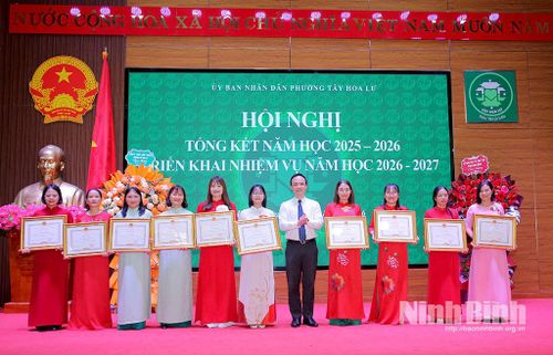 Thừa ủy quyền, lãnh đạo phường Tây Hoa Lư trao Bằng khen của Chủ tịch UBND tỉnh cho các cá nhân có thành tích xuất sắc trong năm học 2025-2026. Ảnh: Anh Tuấn