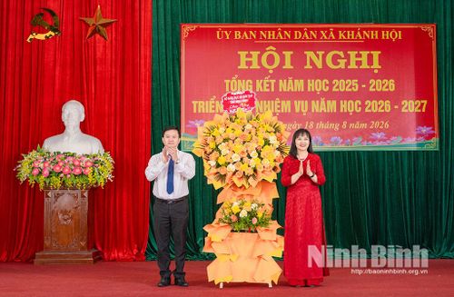 Lãnh đạo Sở Giáo dục và Đào tạo tặng hoa chúc mừng thành tích xuất sắc của xã Khánh Hội trong năm học 2025-2026. Ảnh: Ngọc Linh