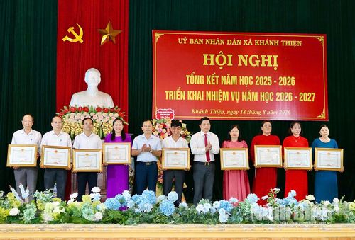 Lãnh đạo xã Khánh Thiện trao danh hiệu Tập thể lao động tiên tiến cho các đơn vị tiêu biểu có nhiều thành tích trong thực hiện nhiệm vụ năm học 2025-2026. Ảnh: Khánh Dũng