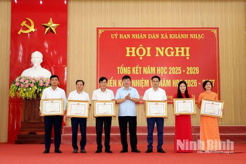 Thừa ủy quyền, lãnh đạo xã Khánh Nhạc trao danh hiệu Tập thể lao động xuất sắc, Bằng khen của Chủ tịch UBND tỉnh cho các tập thể, cá nhân có thành tích xuất sắc trong năm học 2025 - 2026. Ảnh: Minh Quang