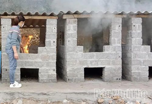 Ở một số địa bàn nông thôn, vùng núi của tỉnh, mô hình lò đốt rác gia đình đang phát huy hiệu quả trong xử lý rác thải sinh hoạt.