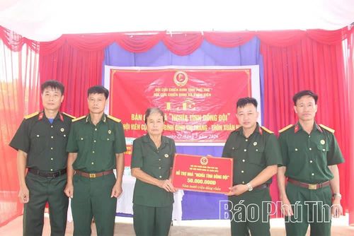Hội CCB xã Xuân Viên trao tiền hỗ trợ xây dựng nhà cho gia đình CCB Đinh Thị Thắng.