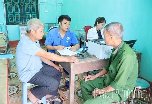 Các cựu chiến binh xã Minh Hoà được tư vấn sức khoẻ tại buổi khám sàng lọc miễn phí ngay tại địa phương.