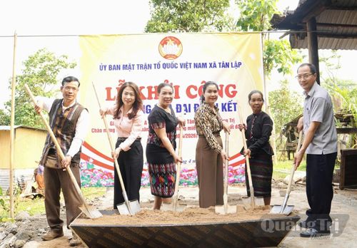 Lãnh đạo xã Tân Lập cùng đại diện Mặt trận và các đoàn thể khởi công xây dựng nhà "Đại đoàn kết" cho người dân - Ảnh: K.S