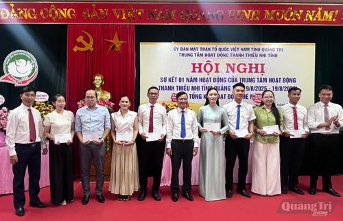 Trao thưởng cho 8 giáo viên, cộng tác viên có thành tích xuất sắc trong công tác giảng dạy và tổ chức các hoạt động ngoại khóa - Ảnh: L.O