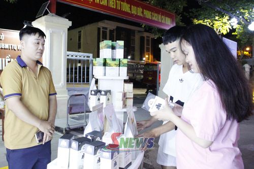 Nhân dân lựa chọn các sản phẩm OCOP tại phố đi bộ.