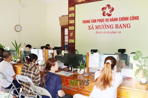 Công chức xã Mường Bang giải quyết thủ tục hành chính cho nhân dân.