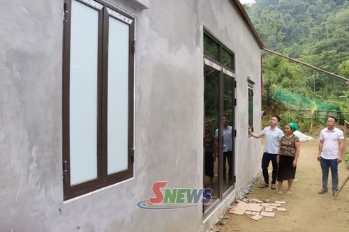 Cán bộ xã Mường Bang kiểm tra công tác xóa nhà tạm trên địa bàn.