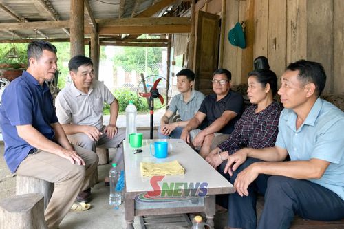 Ban Công tác Mặt trận bản Vinh Quang, xã Chiềng Hoa tuyên truyền nhân dân thực hiện nghiêm các quy định, hương ước, quy ước của bản.