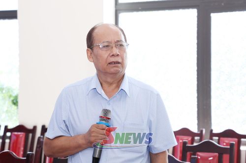 Tiến sĩ Nguyễn Minh Đức, thành viên Hội đồng Tư vấn kinh tế - xã hội, Ủy ban MTTQ Việt Nam tỉnh đóng góp ý kiến vào các dự thảo luật.