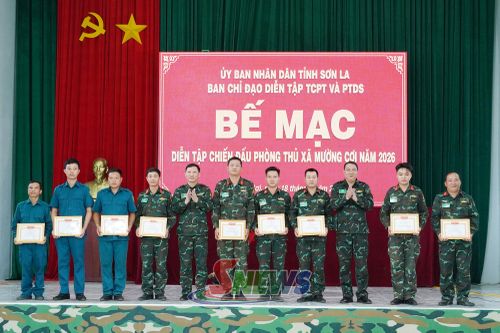Các cá nhân có thành tích tại cuộc diễn tập nhận giấy khen của UBND xã.