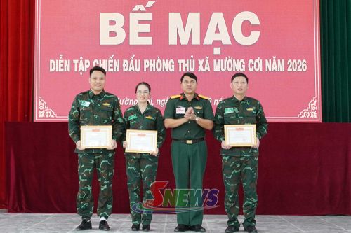 Bộ Chỉ huy Quân sự tỉnh Sơn La tặng giấy khen cho tập thể và các cá nhân.