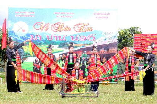 Tiết mục múa thổ cẩm của bản Co Kiểng.