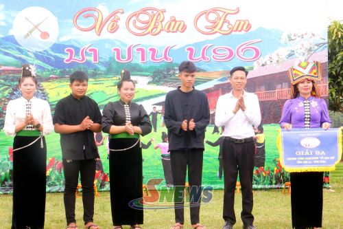 Ban tổ chức trao giải ba cho đội thi của bản Co Kiểng