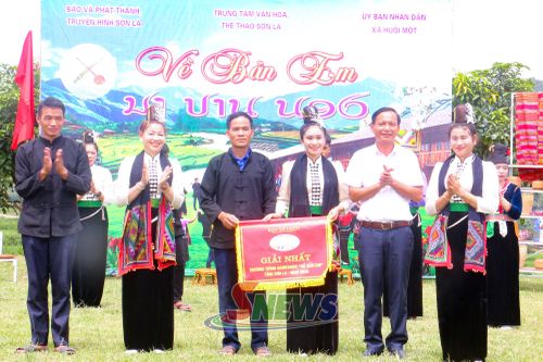 Ban tổ chức trao giải nhất cho đội thi của bản Kéo