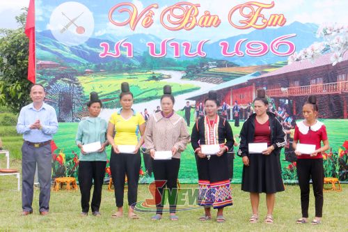 Đại diện Báo và Phát thanh, truyền hình tỉnh Sơn La tặng quà cho các hộ gia đình có hoàn cảnh khó khăn.