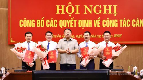 Chủ tịch UBND tỉnh Phan Huy Ngọc trao Quyết định và tặng hoa các đồng chí được phân công, điều động, bổ nhiệm.