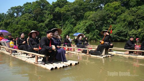 Ngày nay Tân Trào đang phát triển mạnh về du lịch truyền thống, bằng tái hiện nghi lễ dước dâu trên hồ Nà Nưa trong đám cưới truyền thống của dân tộc Tày ở Tân Trào.